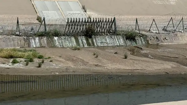 El río Bravo luce seco en el tramo fronterizo entre Ciudad Juárez y El Paso.