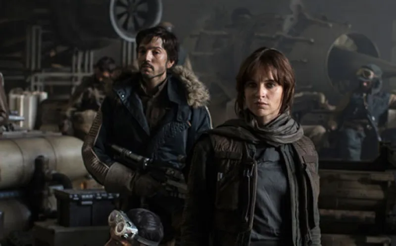 El actor forma parte del elenco de la nueva cinta de una de las sagas más famosas, cuya historia es un spin-off desarrollado entre el Episodio III y IV.