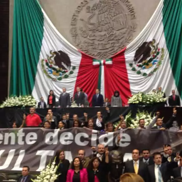 Los diputados del sol azteca colocaron una manta al pie de la tribuna para enfatizar que buscarán la consulta popular para echar atrás las reformas energéticas.