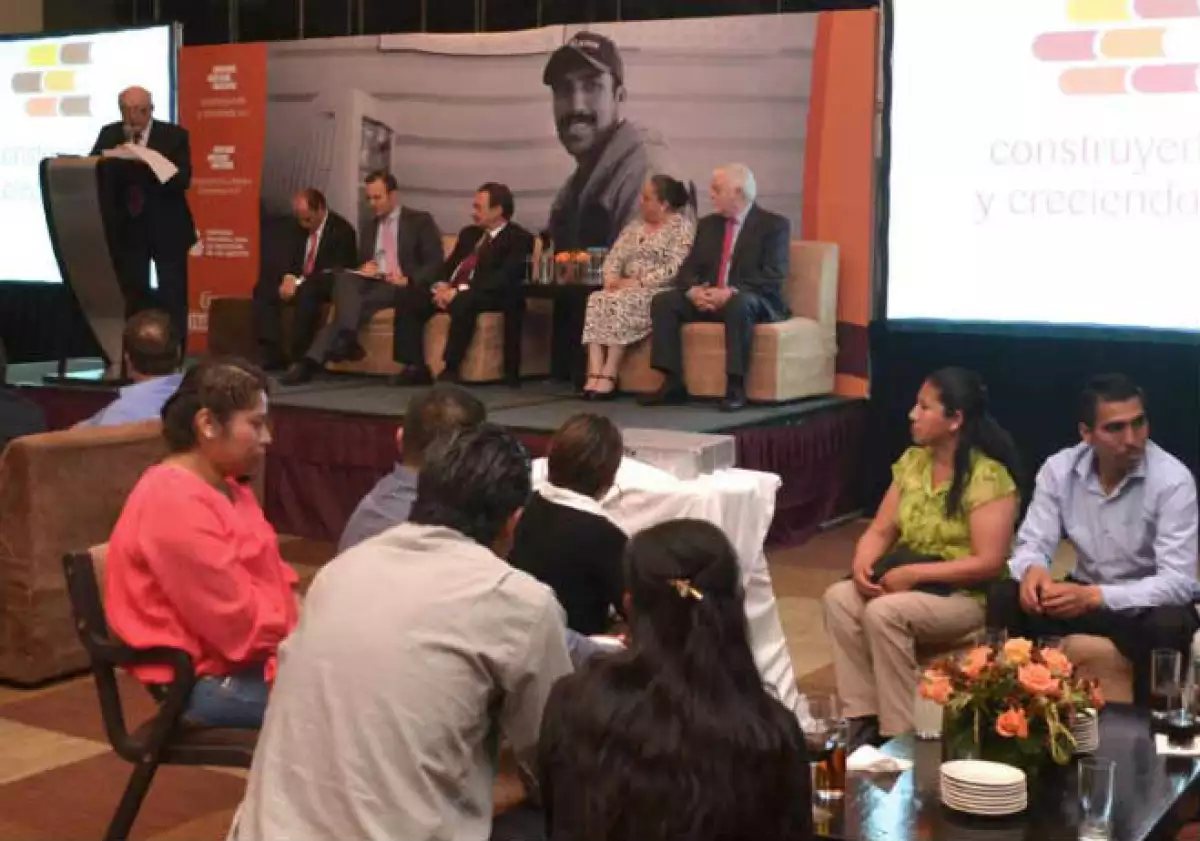 Trabajadores de la construcción reciben certificados del INEA