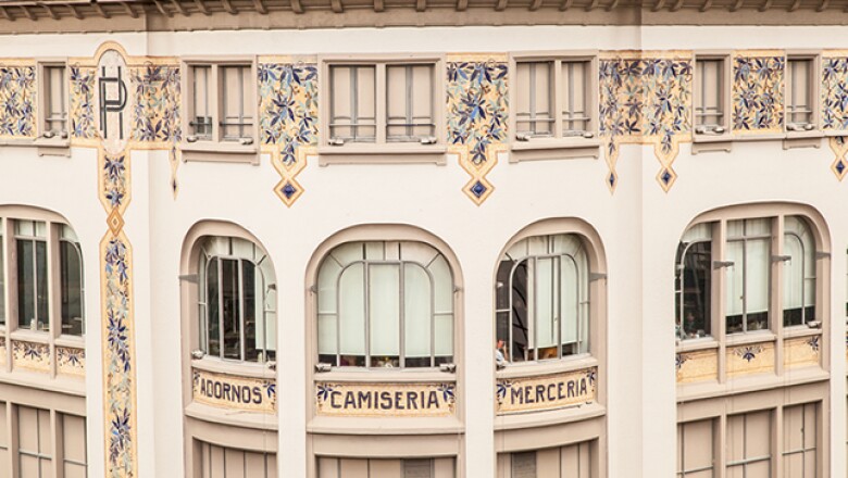 En 1914 la construcción original sufrió un incendio y en 1921, el almacén de varios pisos se reinauguró mostrando la fachada que perdura actualmente.