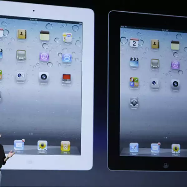 La iPad 2 vendrá en color negro y blanco. Jobs prometió que se distribuirán ambas al mismo tiempo. Nada quiere otro chasco como el color blanco del iPhone 4.