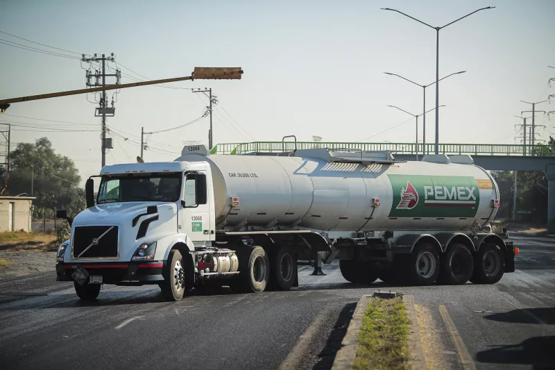 Una de las principales metas presidenciales se basa en que la estatal Pemex recupere participación en el mercado de combustibles.