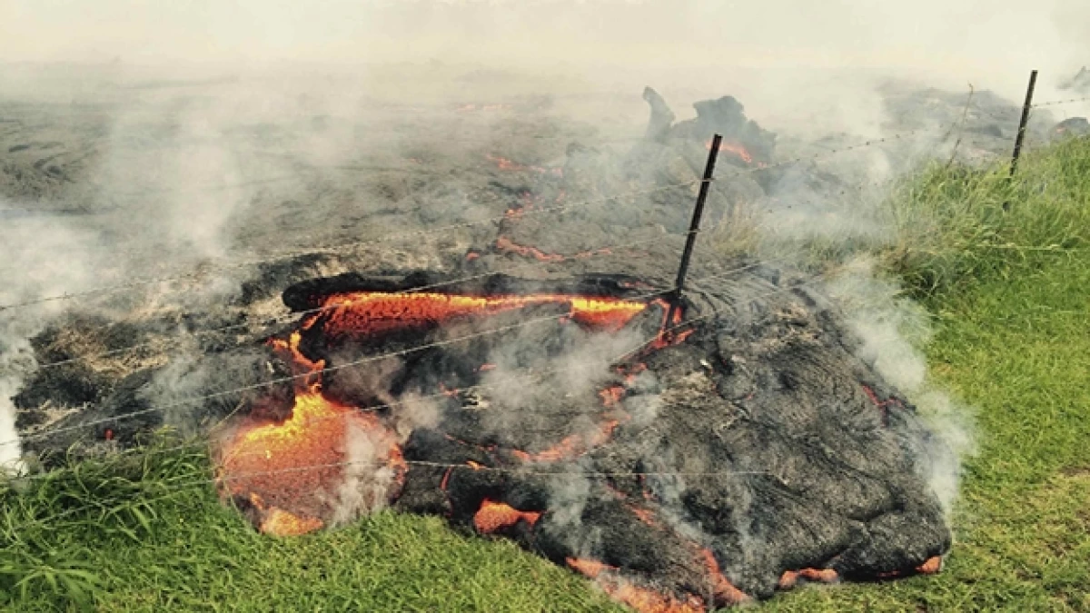 Lava del volcán Kilauea que aumento su actividad el fin de semana, provocando una evacuación de la mayoría de los habitantes de un pueblo de Hawaii