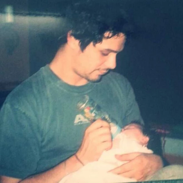 Actualmente Manuela tiene 14 años, y mantiene una buena relación con Alejandro, quien en su último cumpleaños compartió esta fotografía de cuando ella era bebé.
