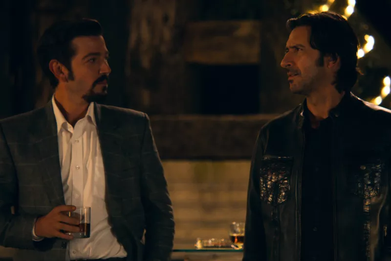 Diego Luna y José María Yazpik interpretan a Miguel Ángel Félix Gallardo y Amado Carrillo Fuentes. 