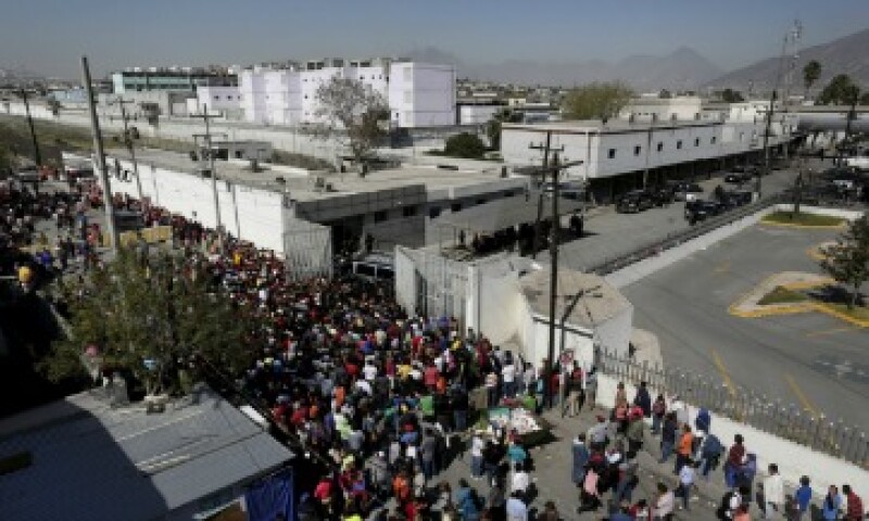 La incertidumbre ha reinado en el exterior del penal (Foto: Reuters)