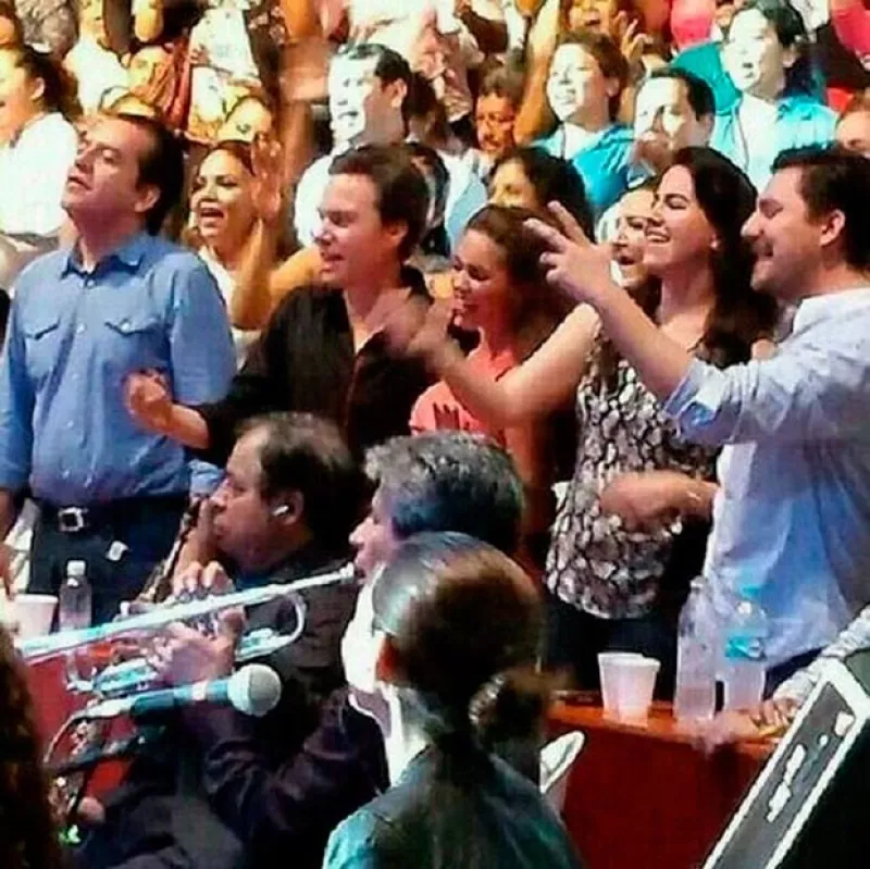 La noche de ayer la actriz y su novio, el gobernador de Chiapas, asistieron y disfrutarion del concierto que ofreció la cantante en el Palenque de Tapachula.