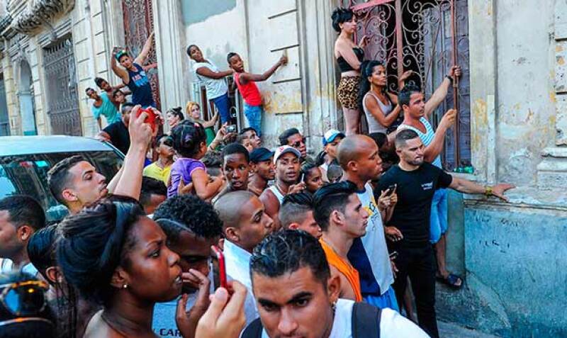Decenas de fans buscaron ver a la cantante fuera del restaurante.