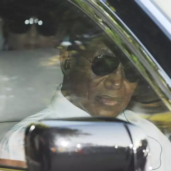 Jermaine Jackson se unió a la familia y los amigos que salieron de la casa de familia Jackson en Encino.