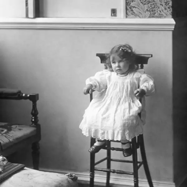 Isabel fue la primera hija del príncipe Alberto, duque de York (más tarde rey Jorge VI), y su esposa, Elizabeth. Nació por cesárea a las 2:40 (GMT) del 21 de abril de 1926 en la casa londinense de su abuelo materno.