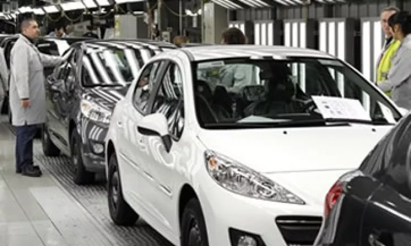 La automotriz no especificó el monto por el que venderá su brazo financiero. (Foto: Archivo)