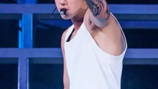 El cantante acudió a la estación de radio Power 106 donde dijo que una vez que salga su disco "Journals" se despedirá del medio. Pero muchos aseguran que se trató de una broma.