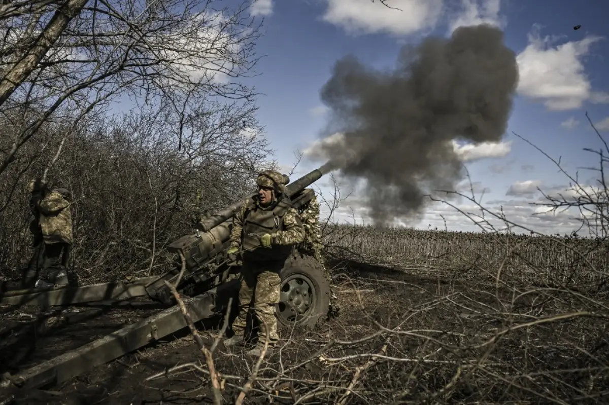 Militares ucranianos disparan contra posiciones rusas con un obús de 105 mm en la región de Donbas, el 13 de marzo de 2023, en medio de la invasión rusa de Ucrania.