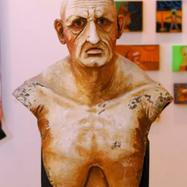 Anciana con ojos abiertos. De Jorge Marín