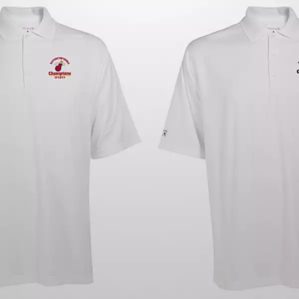 Si quieres apoyar a tu equipo pero mantener un estilo clásico, tu opción son estas playeras estilo polo. Cuestan 39.99 dólares más gastos de envío.