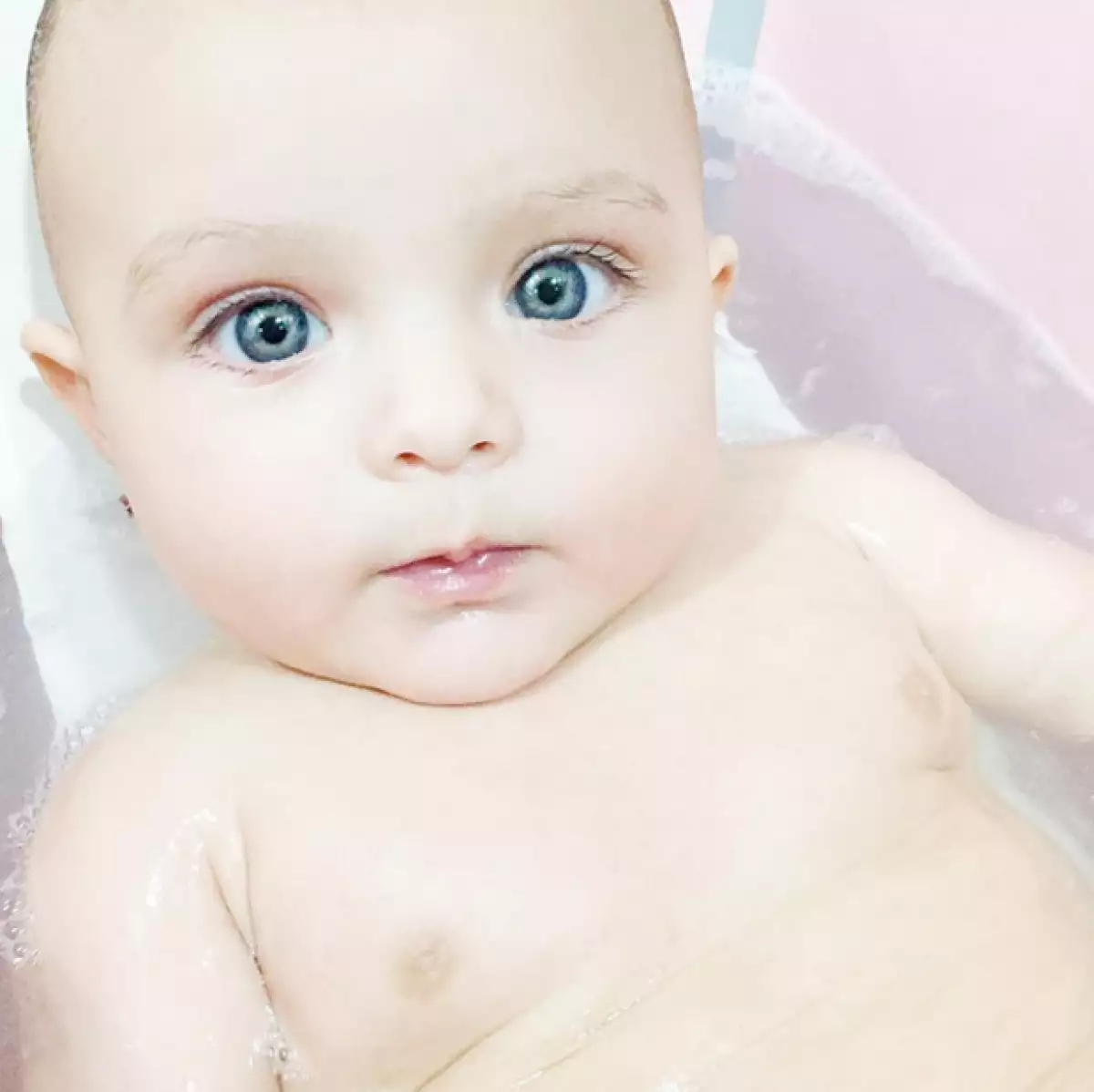 Martinah nació en diciembre. Aquí, tomando un baño.