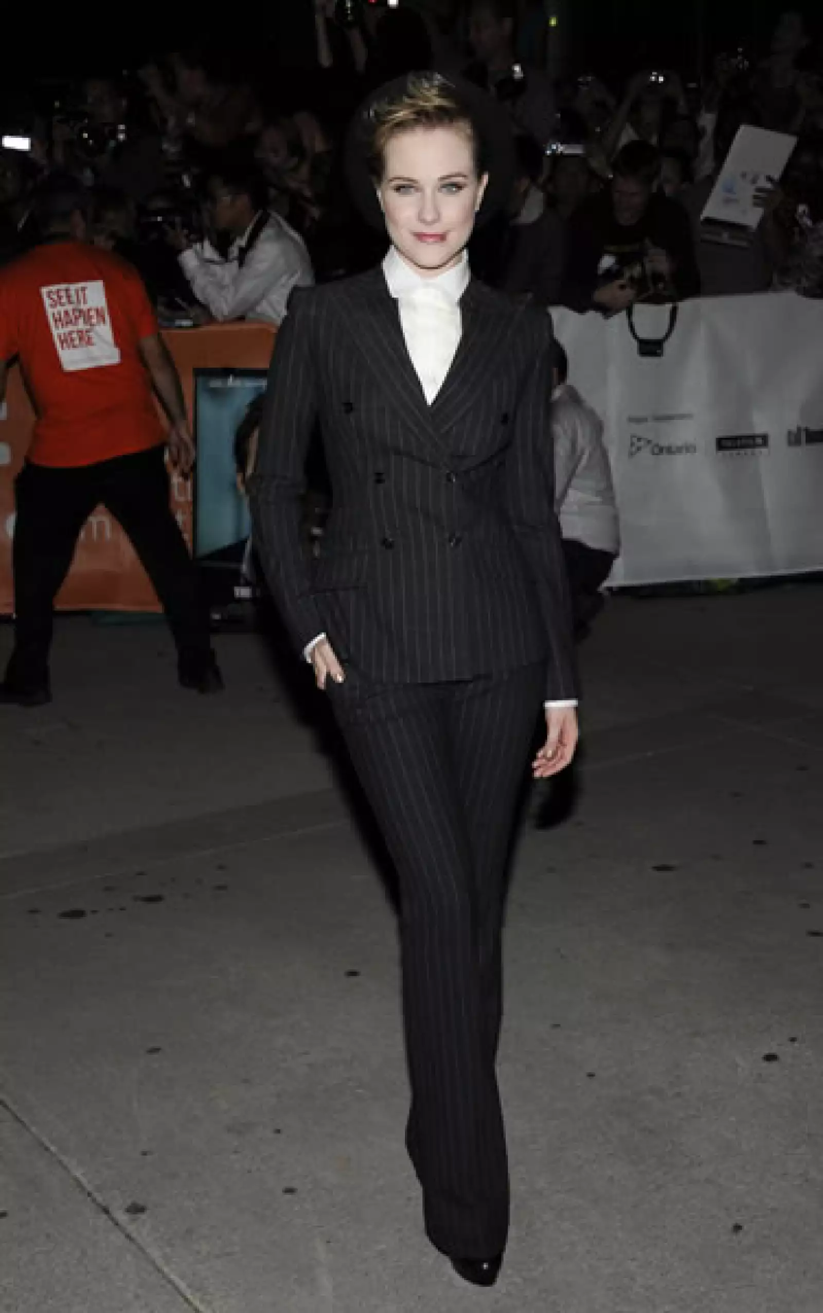 Evan Rachel Wood le dijo no al vestido por un rato y prefirió un poco de `menswear´. Se trata de un traje de Dolce & Gabbana.