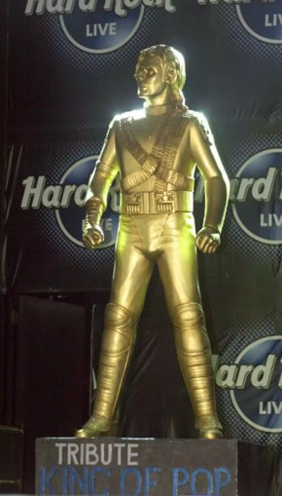 Como uno de los tantos tributos otorgados de manera póstuma al cantante, se develó  en su honor una estatua, que realizó el escultor Daniel Soto, la cual estará en exhibición en el Paseo de la Reforma