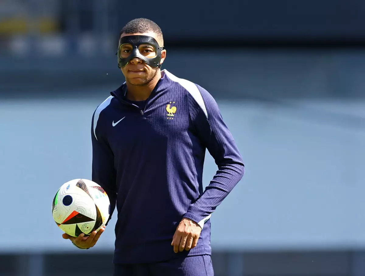 Kylian Mbappe se recupera de su fractura nasal