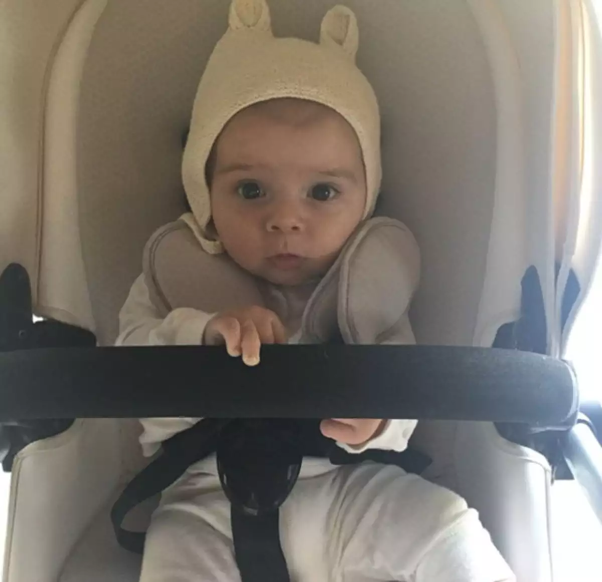 A sus ocho meses de edad, el pequeño se ve cada vez más grande, y así lo presume su mamá en Instagram.
