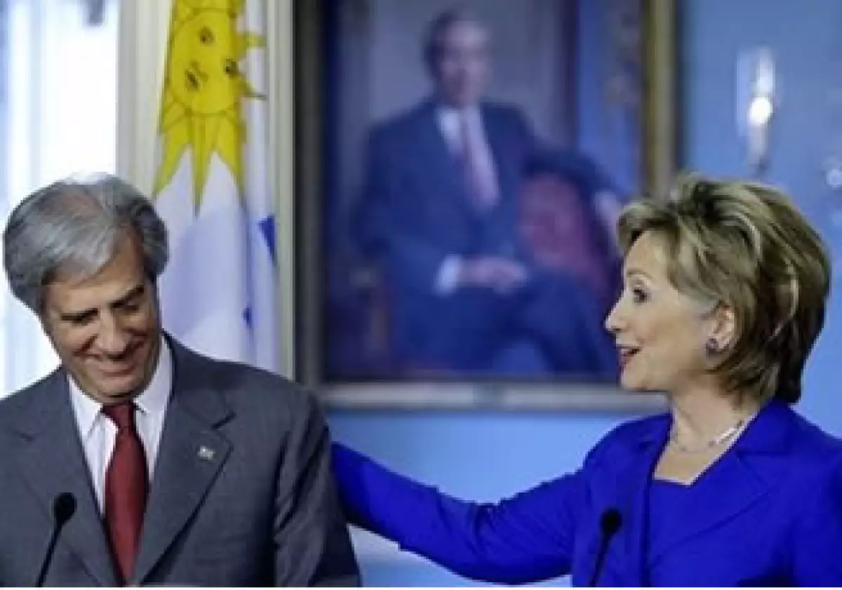 En la conferencia conjunta con el presidente uruguayo Tabaré Vázquez, Clinton pidió a Venezuela ser más transparente en su política de compra de armas. (Foto: AP)