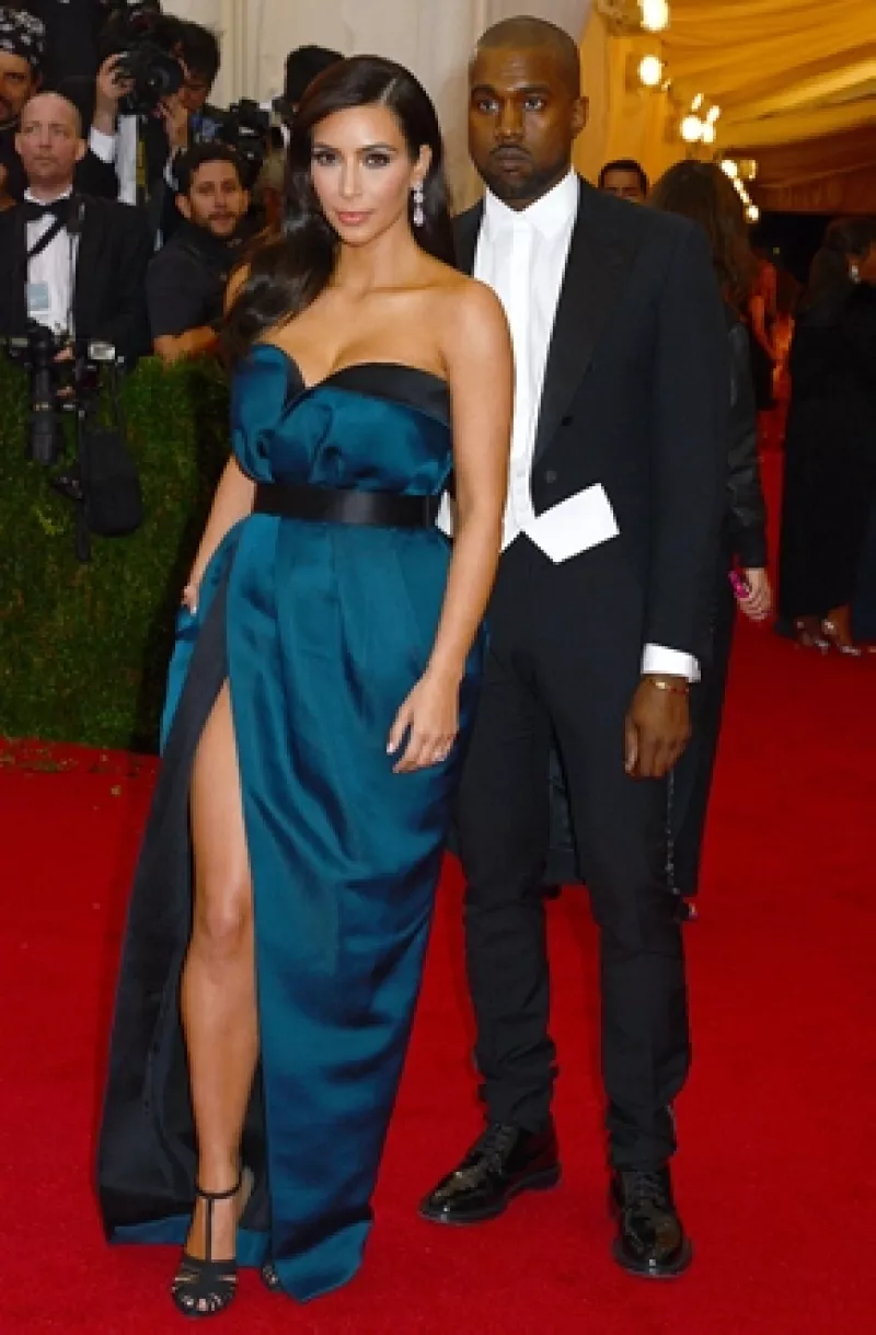 Luego de que se dijera que ella y Kanye se habían casado el fin de semana, el día de hoy la socialité hizo aclaraciones puntuales y desmintió algunas cosas sobre su próximo enlace.