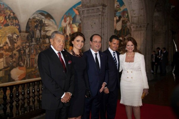 La pareja presidencial a lado de Miguel Alemán Velasco y su esposa Christiane Magnani.