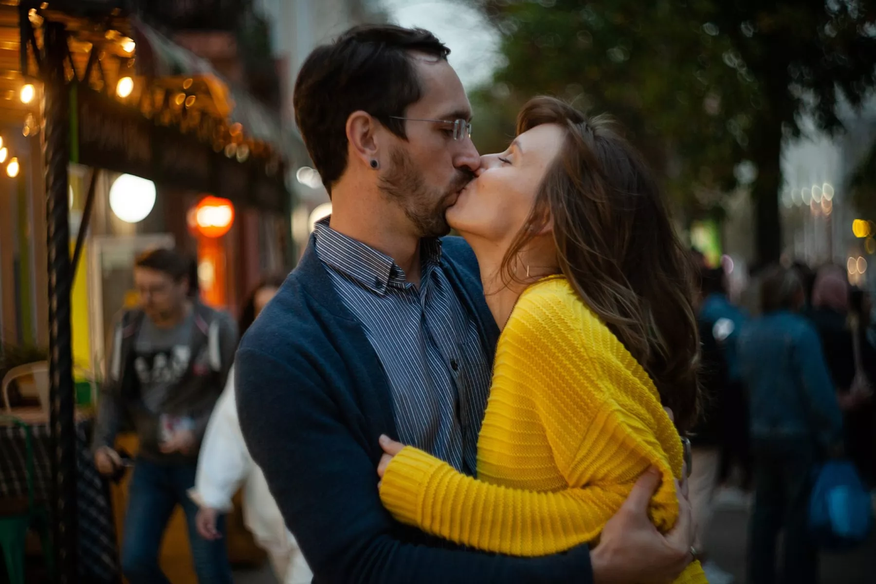 Besar tiene varios beneficios para la salud. (Pareja dándose un beso en la boca).