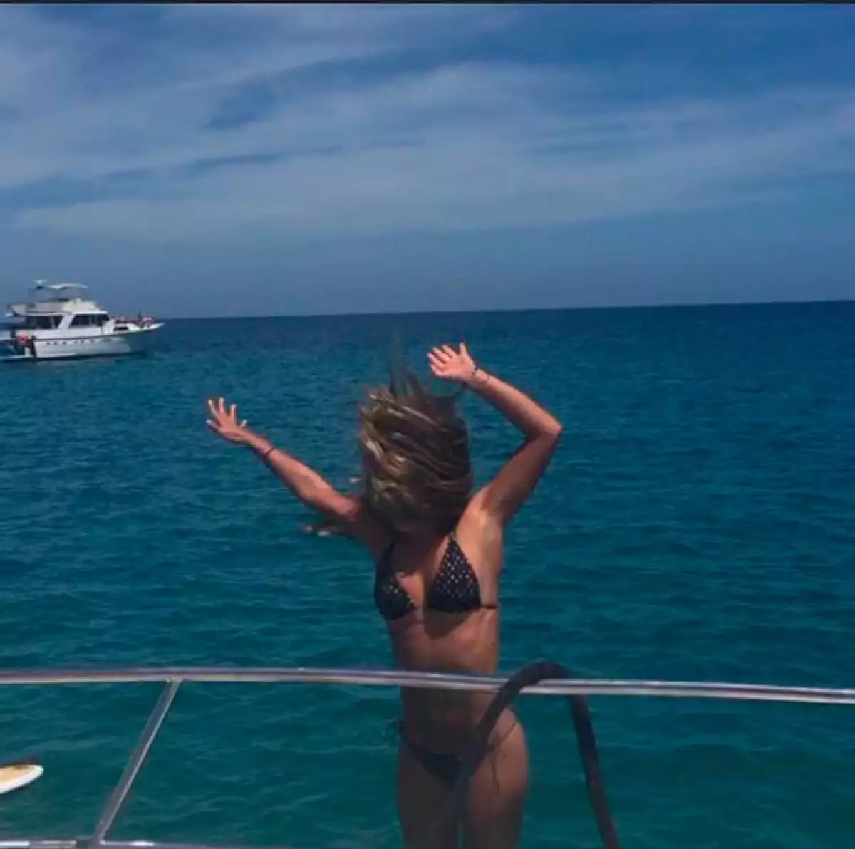 La conductora lució su atlética silueta en sexys bikinis.