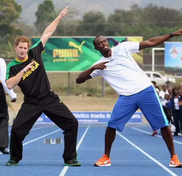 El Príncipe no la pasa nada mal en sus viajes. Aquí en su visita a Jamaica, con el atleta Usain Bolt.