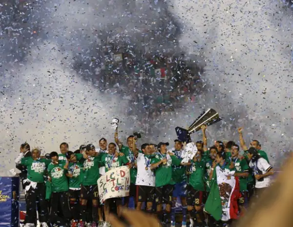 La selección mexicana, al momento de recibir la Copa de Oro.