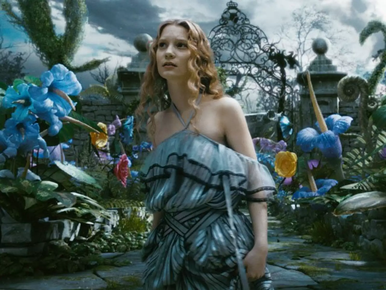 Mia Wasikowska le da vida a Alicia a quien define como a una persona que se siente muy rara y no está a gusto consigo misma.