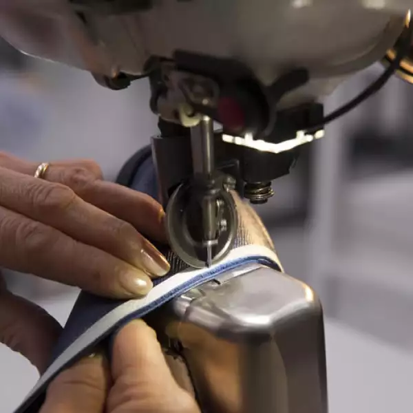 El artesano cose a máquina el soporte interior -forro, cintas de algodón-. Luego, todas las partes del calzado se cosen al "last" o suela de plástico.