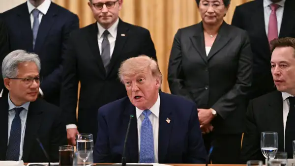 El presidente de Estados Unidos, Donald Trump, sentado junto al director ejecutivo de Nvidia, Jensen Huang (izquierda), y al director ejecutivo de SpaceX, Elon Musk (derecha), habla durante una reunión con ejecutivos del sector tecnológico sobre inteligencia artificial en el Salón Este de la Casa Blanca, en Washington D. C., el 29 de septiembre de 2026.