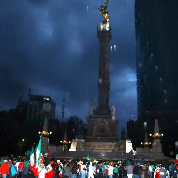Cientos de mexicanos se dieron cita en paseo de la Reforma para festejar en campeonato del mundo