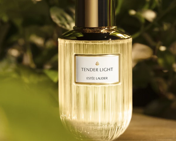 FL21_DIGITAL_Lux_Frag_Coll_BTS_Stills_Tender_Light_1350x1080.jpg