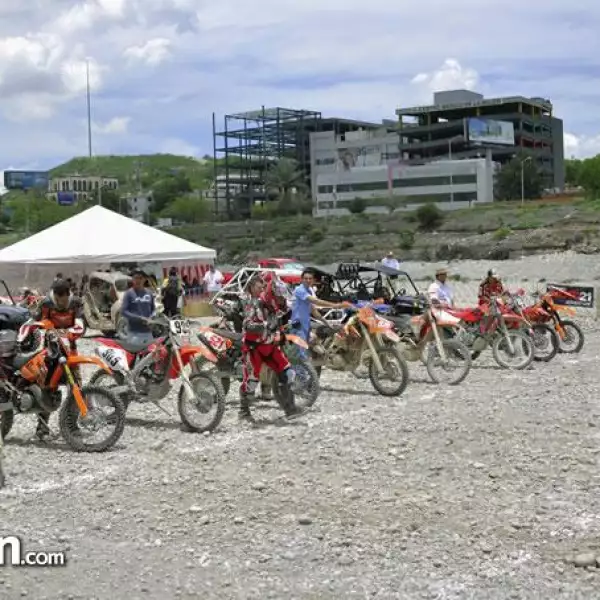 Moto Cross en Río Santa Catarina por Moto 21