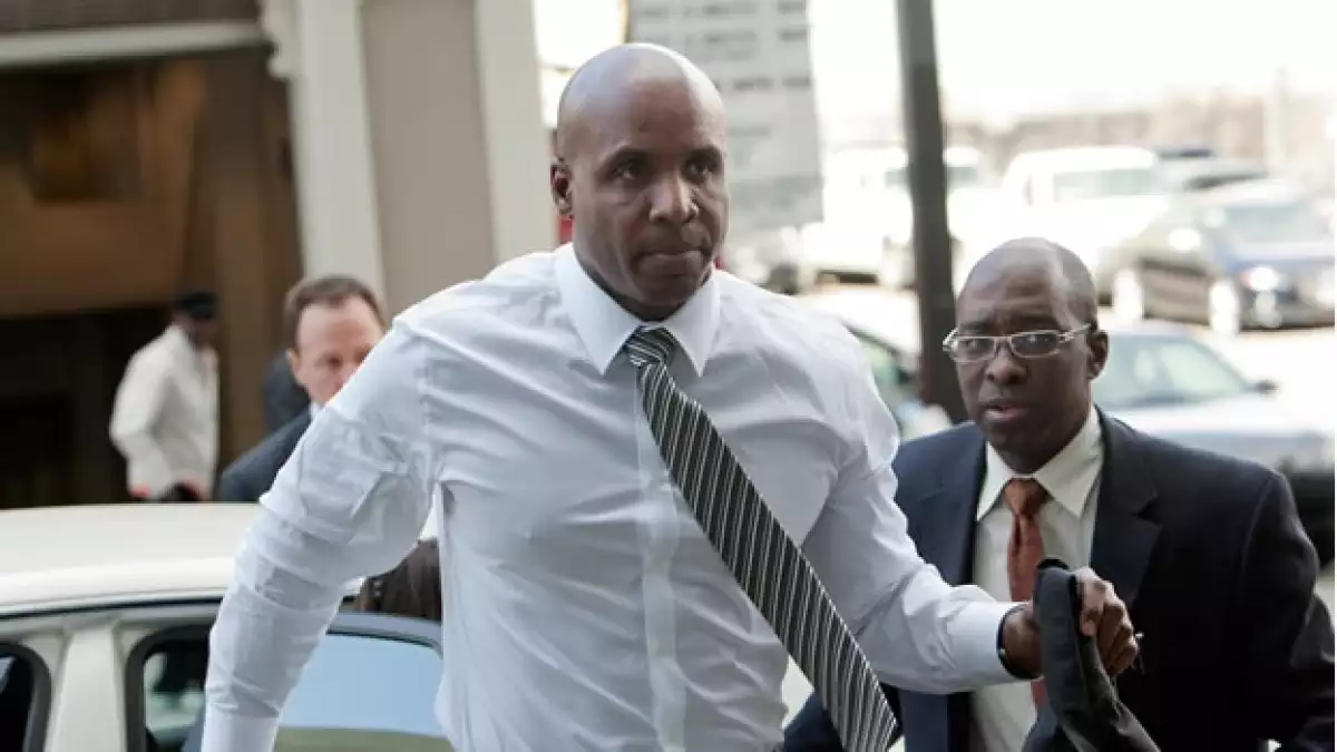Barry Bonds asiste a un juicio en su contra por perjurio