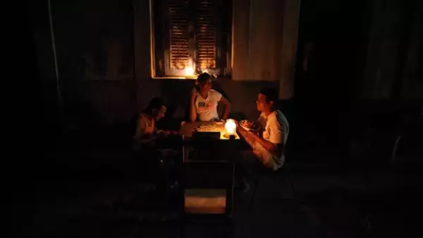 Cubanos sufren corte de corriente eléctrica