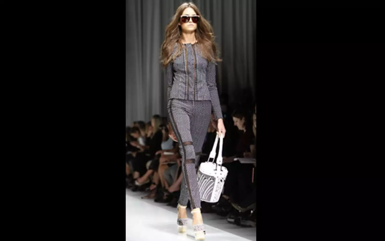 Donatella trabajó con colores energéticos y figuras geométricas para la mujer de hoy.