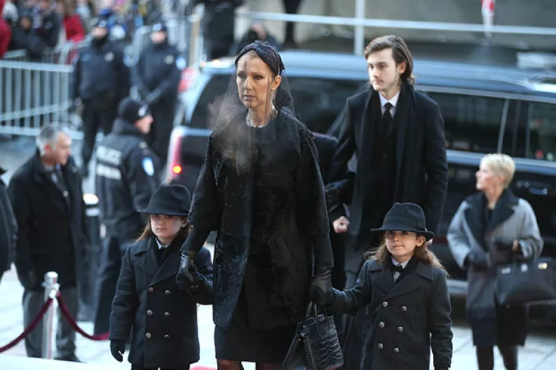 La cantante fue incapaz de acudir al funeral de su hermano Daniel el pasado sábado porque se sentía agotada tras presidir el de su marido un día antes.