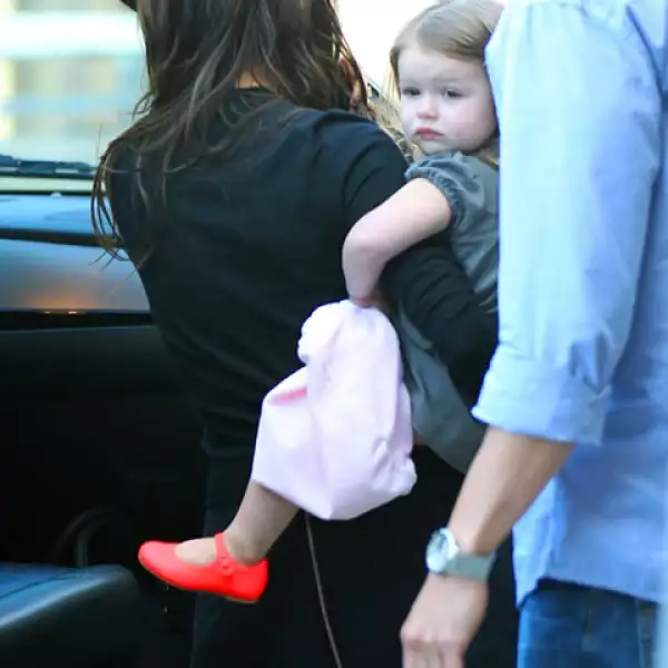 Harper usó un vestido gris de Caramel Baby and Child de 85 dólares.