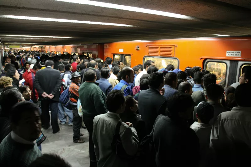 El Metro de la capital mexicana está rebasado en su capacidad por las millones de personas que lo utilizan.
