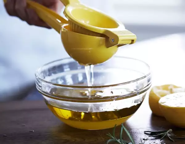 Las manchas amarillas en una camisa pueden ser un dolor de cabeza. Una de las maneras que puedes solucionar el problema es con una solución a base de jugo de limón.