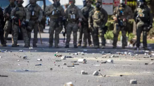 Se ven botes de gas lacrimógeno en el suelo durante una protesta después de las operaciones federales de inmigración, en el vecindario de Compton de Los Ángeles, California, a primera hora del 8 de junio de 2025. El presidente de los Estados Unidos, Donald Trump, desplegó 2,000 soldados el 7 de junio para manejar las crecientes protestas contra las redadas de inmigración en el área de Los Ángeles, una medida que el gobernador del estado calificó de "intencionalmente incendiaria".