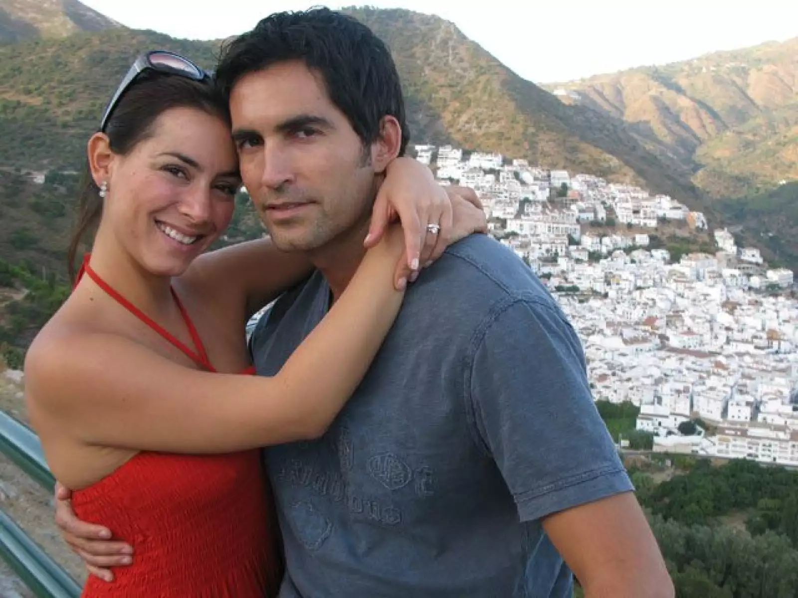 Claudia Lizaldi y Eamonn Sean, quienes se comprometieron el día del cumpleaños de la conductora, en Monda.