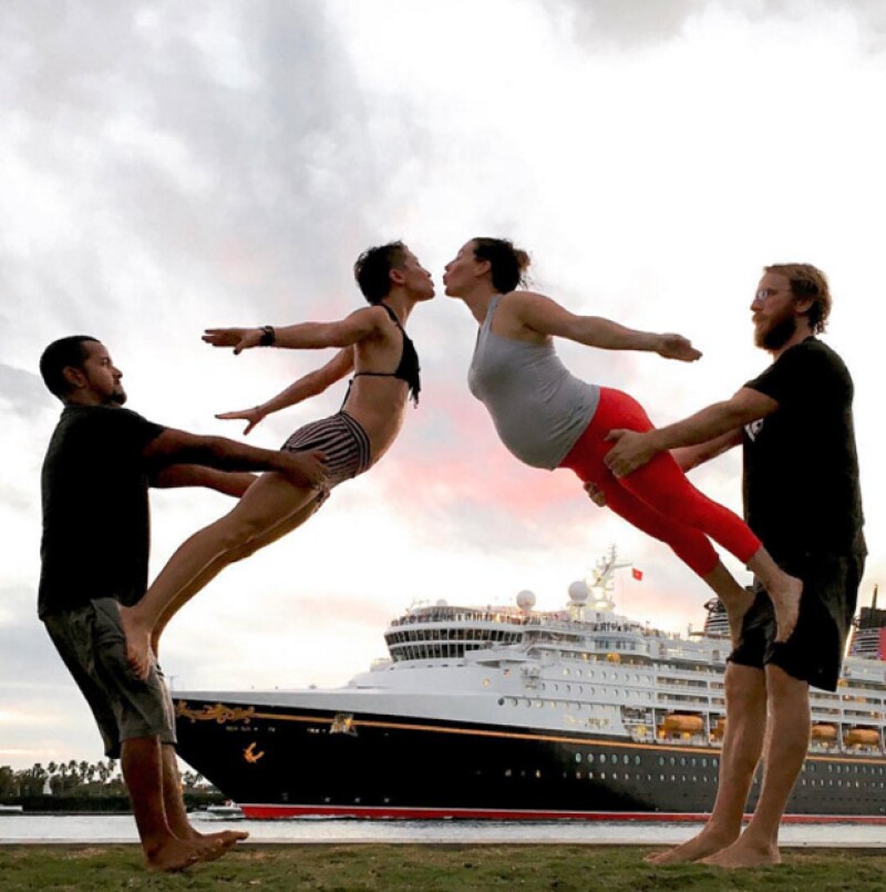 La acroyoga, o yoga con acrobacias es la principal actividad que Lizzy y su esposo realizan para mantenerse saludables.