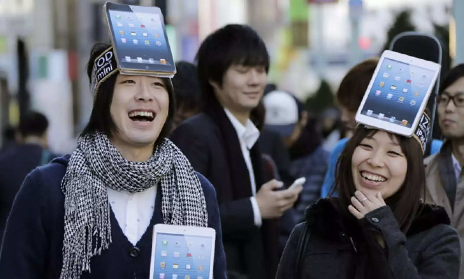 Kota Suzuki y Mio Kawa, listos en la fila para comprar la iPad mini la mañana del viernes en Tokio.