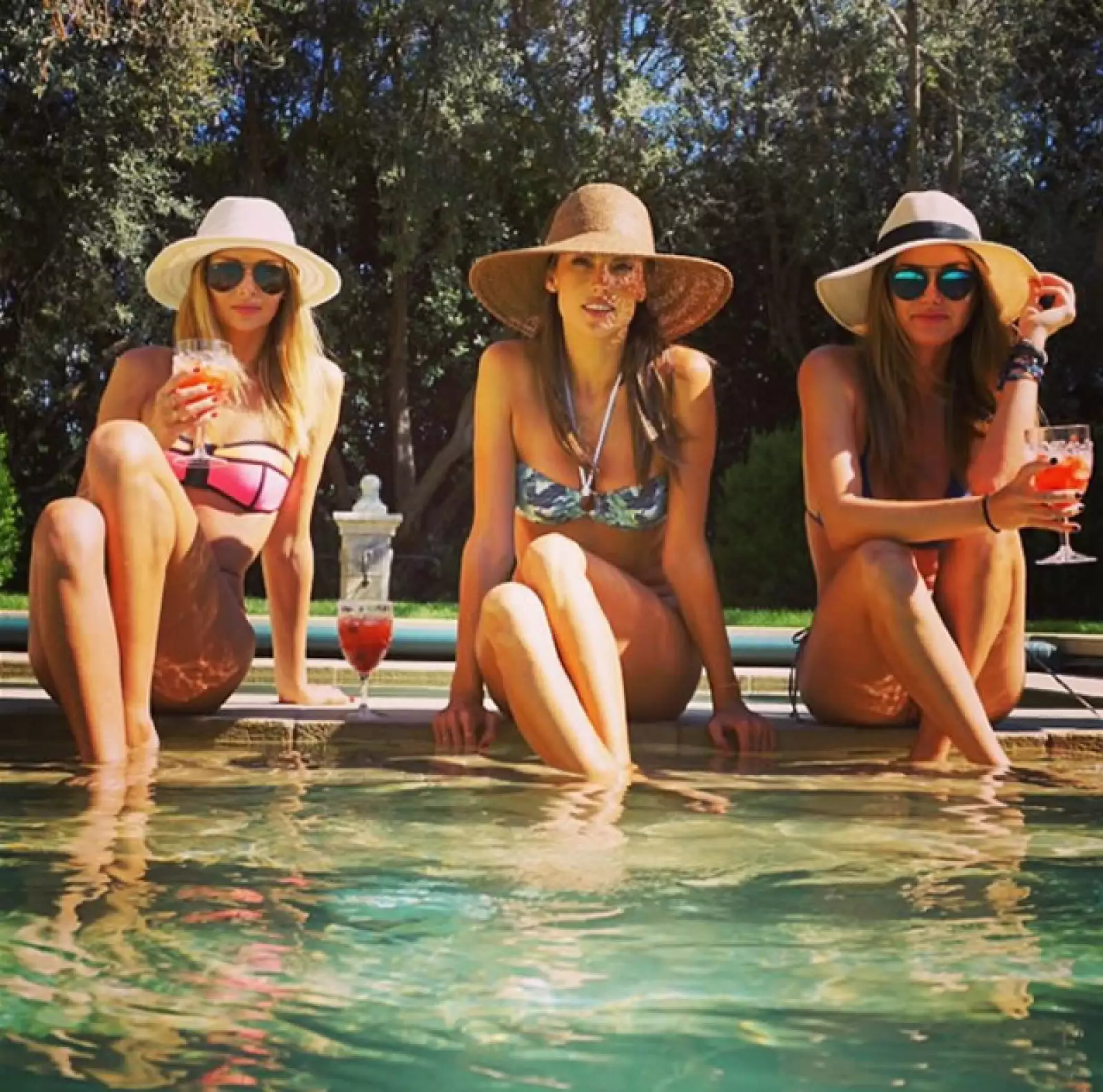 Alessandra Ambrosio acompañada por otras modelos